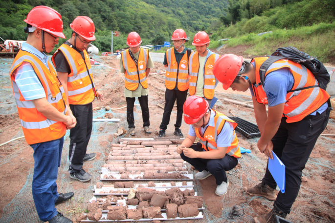 郭建洪、王嘉昆深入屏山项目施工现场检查指导工作2145.png